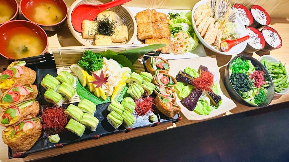 Edamame, Seaweed salad, Age dashi tofu, Sushi, Miso soup, Rice, Tempura, Dengaku, Teriyaki tofu