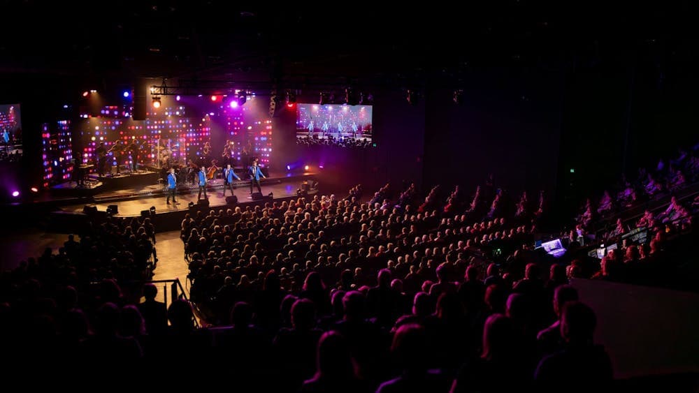 Crowd of The 60 Four